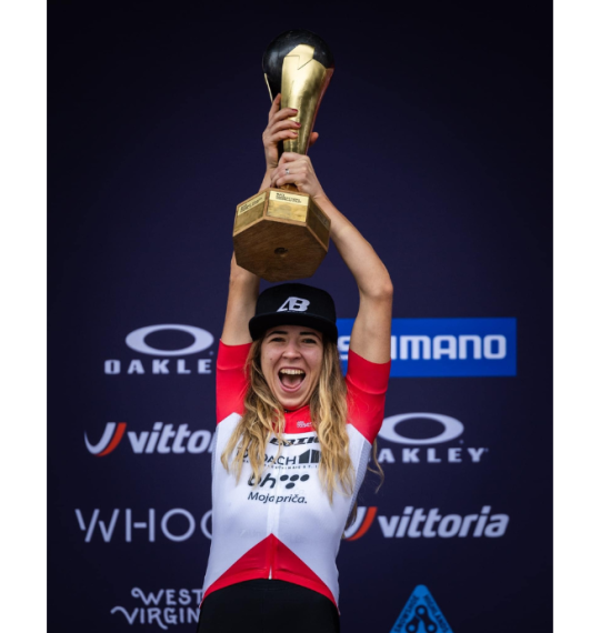 Lejla Njemčević raised the trophy as the winner of World Series