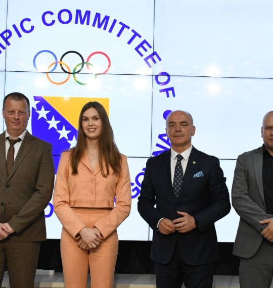 Lana Pudar trains with top global swimming team