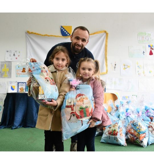 OK BiH obradovao najmlađe novogodišnjim paketićima u Jajcu, Gradišci i Bilješevu